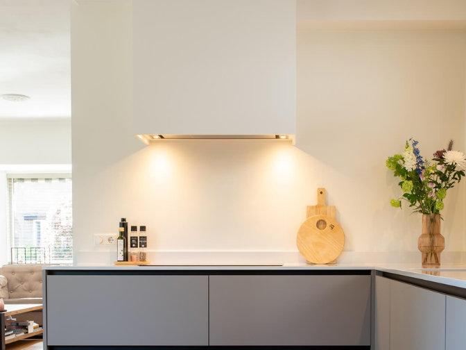 afzuigkap geplaatst in een moderne inbouwkeuken