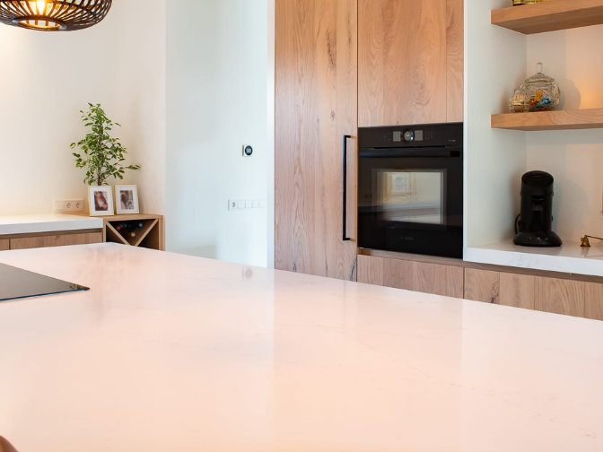 (Combi-)magnetron geplaatst in een moderne inbouwkeuken
