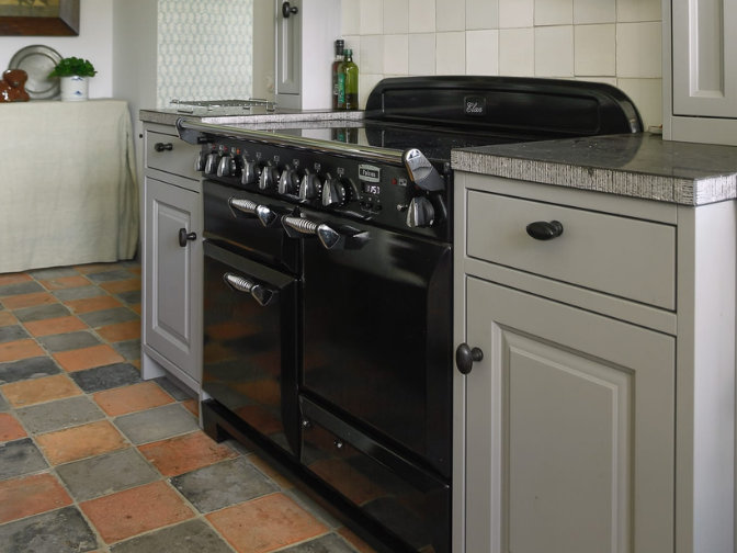 Oven geplaatst in een moderne inbouwkeuken