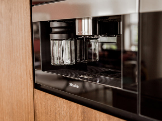 Detail van een ingebouwde koffiemachine