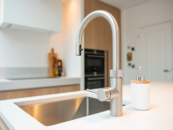 kraan bij spoelbak in moderne keuken