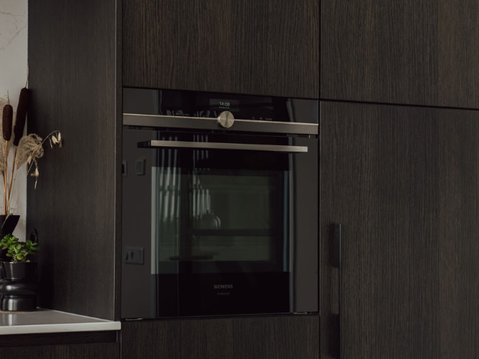 Oven geplaatst in een moderne inbouwkeuken