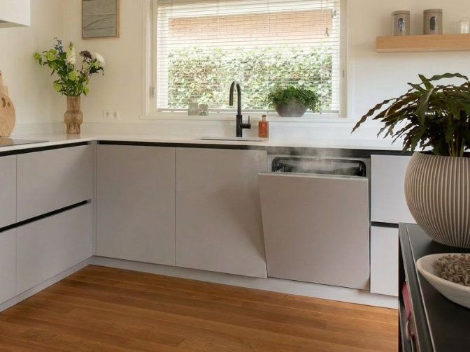 Openstaande vaatwasser in moderne keuken